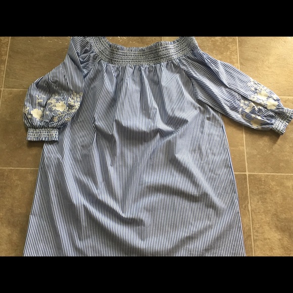 ❌SOLD❌HOST PICK 🎉🎊Embroidered Sleeve Shoulder Dress - Picture 4 of 8